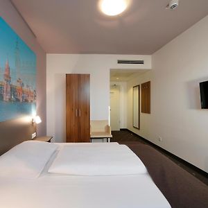 Zimmer mit Kingsize-Bett